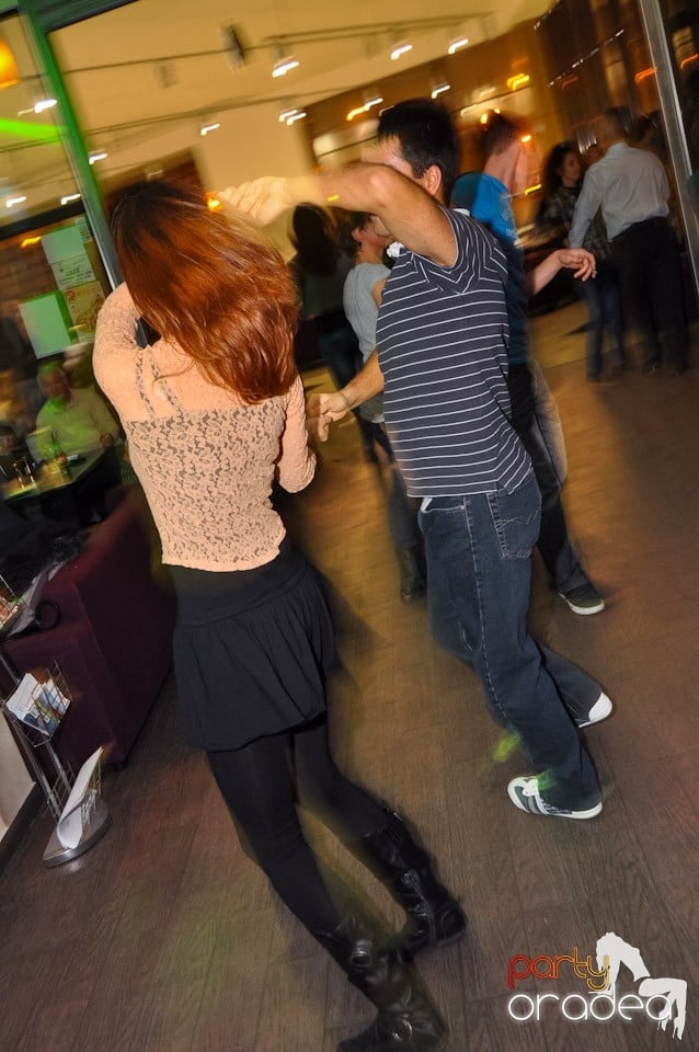 Vineri seara dansăm în Blondy's,