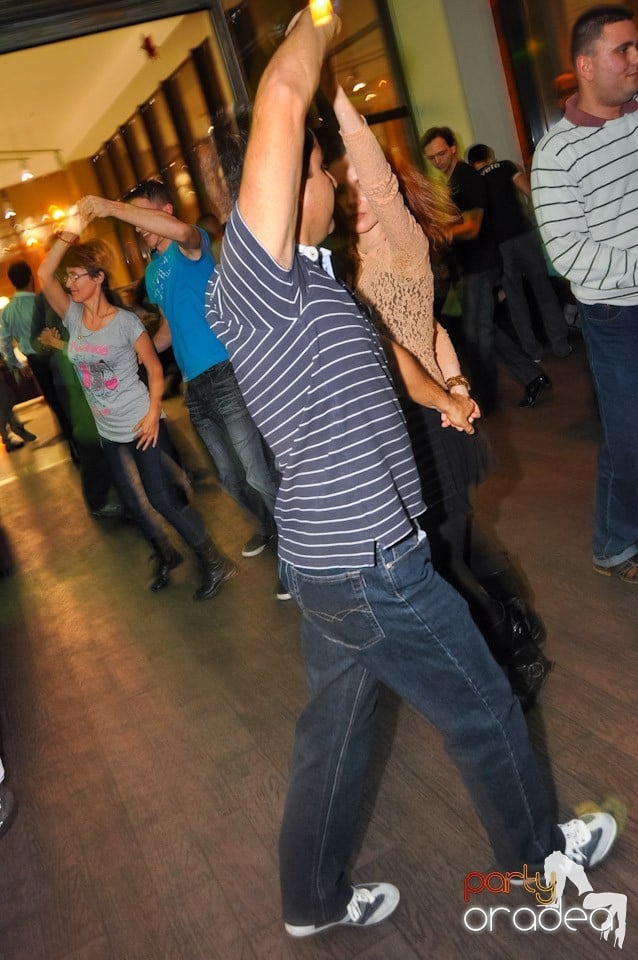 Vineri seara dansăm în Blondy's,