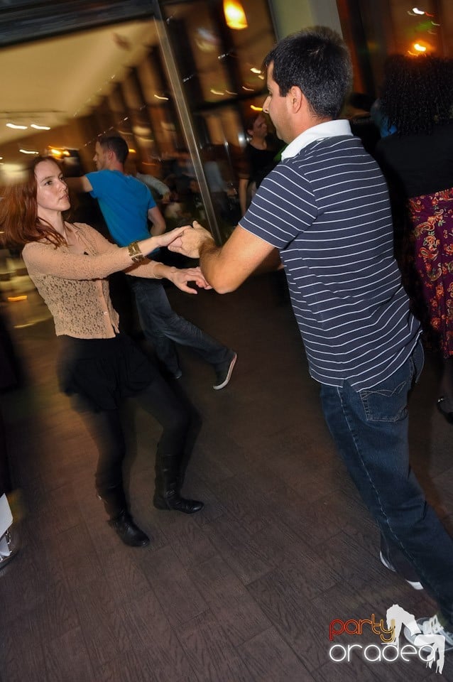 Vineri seara dansăm în Blondy's,