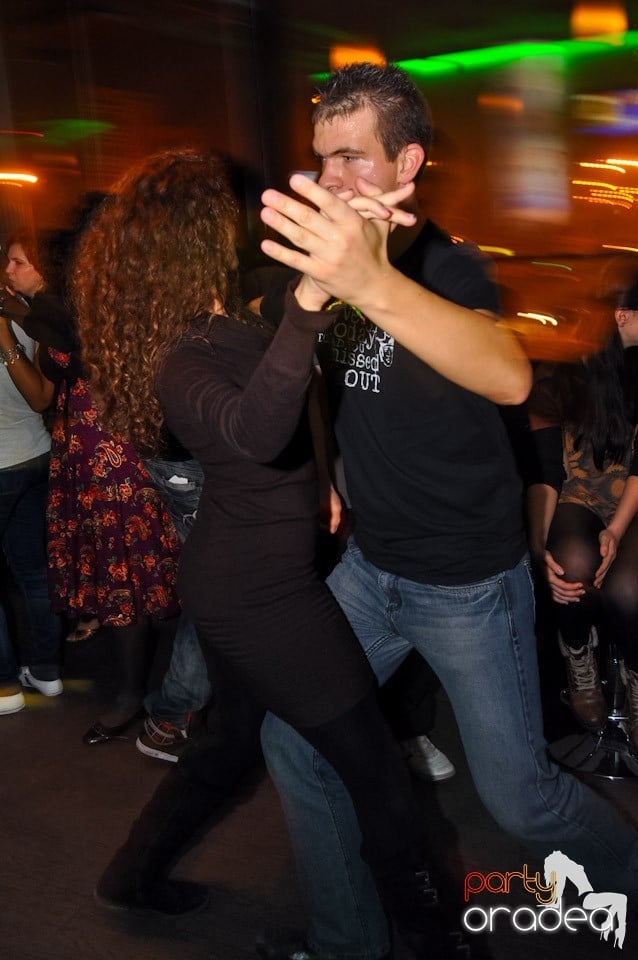 Vineri seara dansăm în Blondy's,