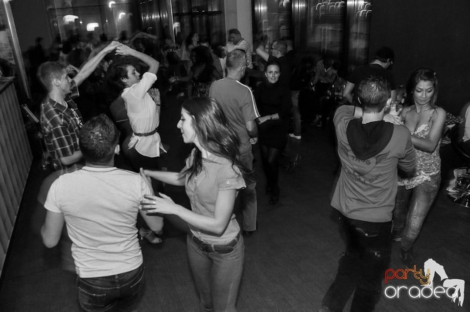 Vineri seara dansăm în Blondy's,