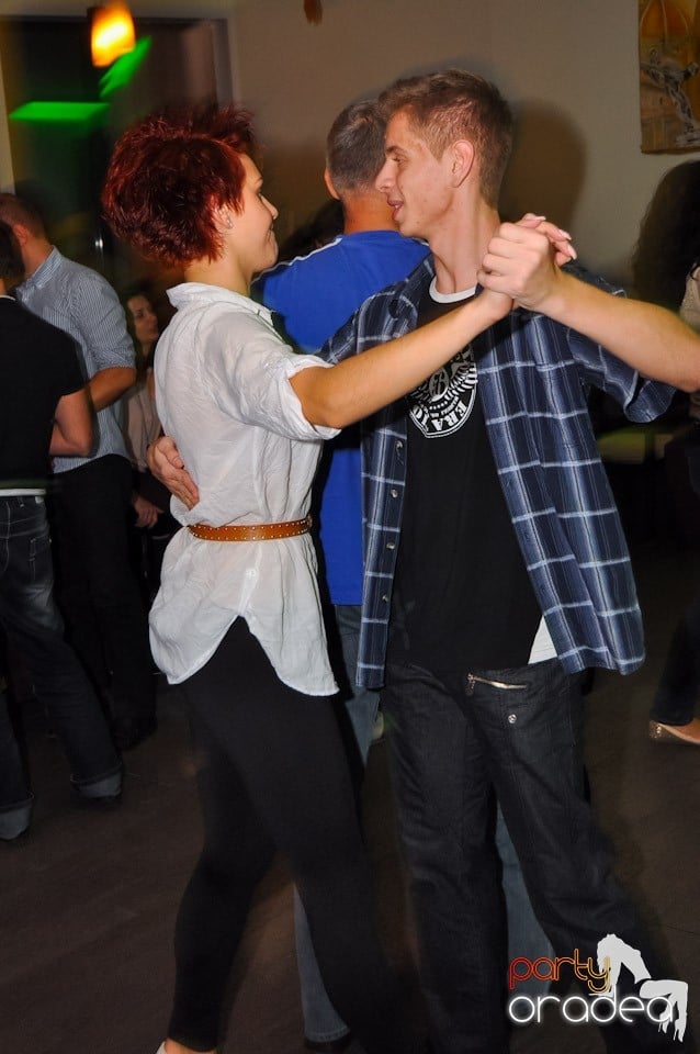 Vineri seara dansăm în Blondy's,