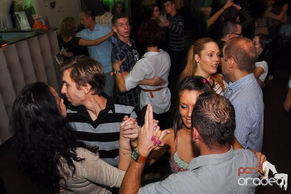 Vineri seara dansăm în Blondy's,