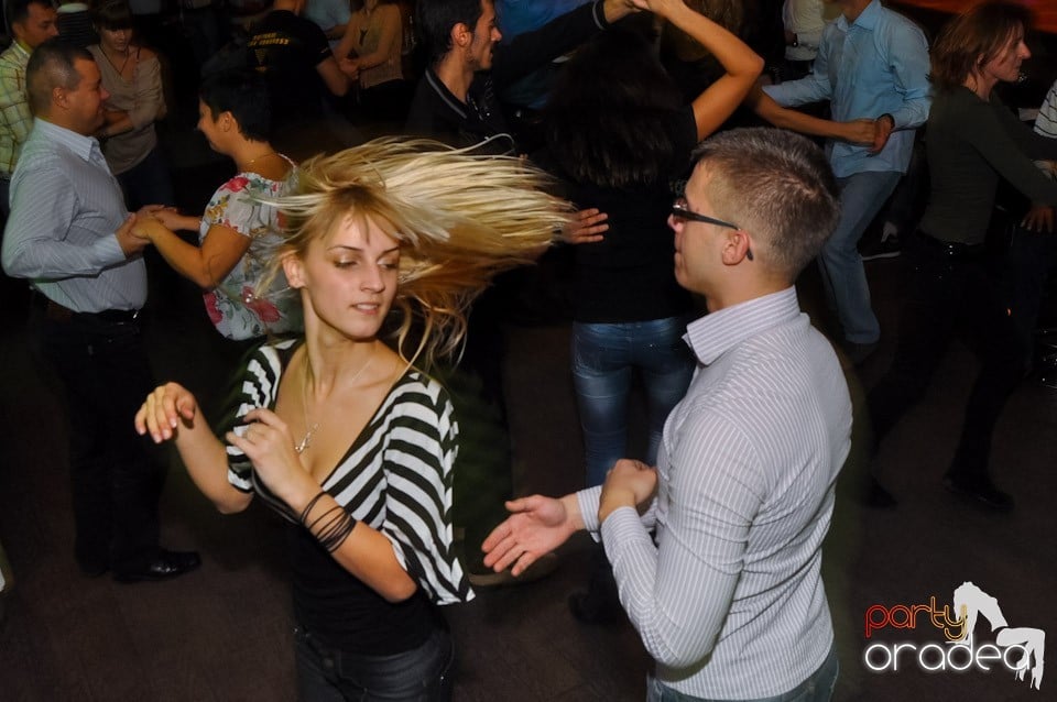 Vineri seara dansăm în Blondy's,