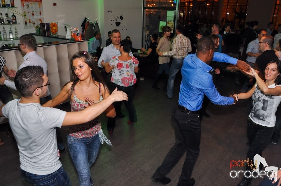 Vineri seara dansăm în Blondy's,