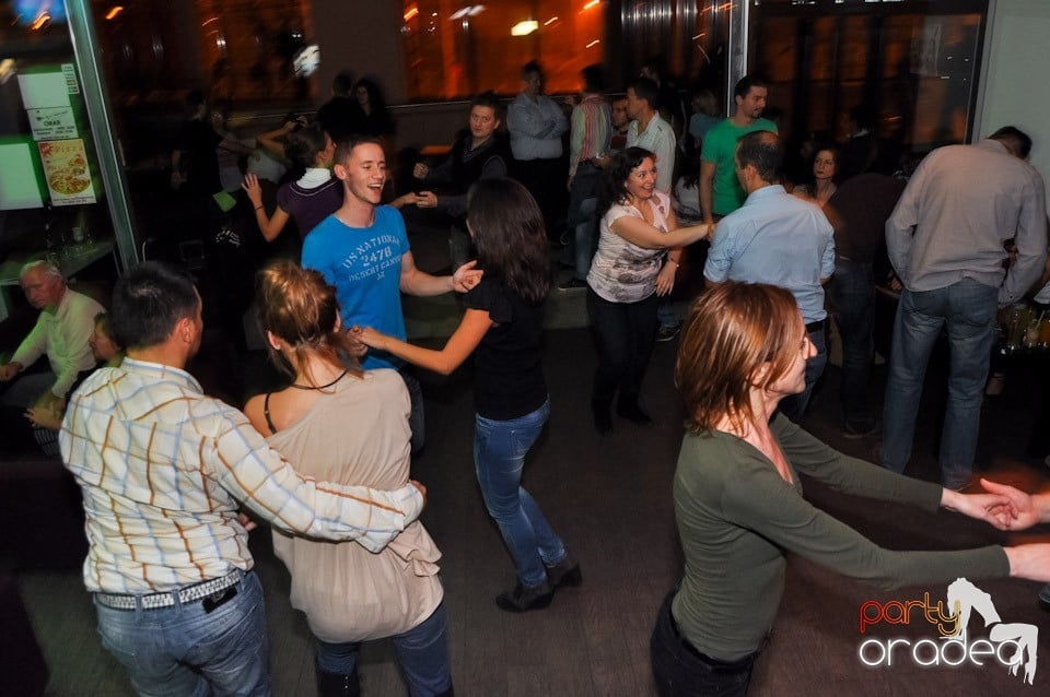 Vineri seara dansăm în Blondy's,
