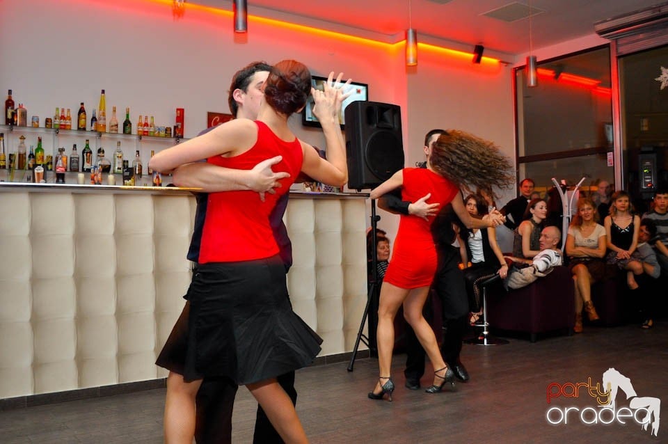 Vineri seara dansăm în Blondy's,