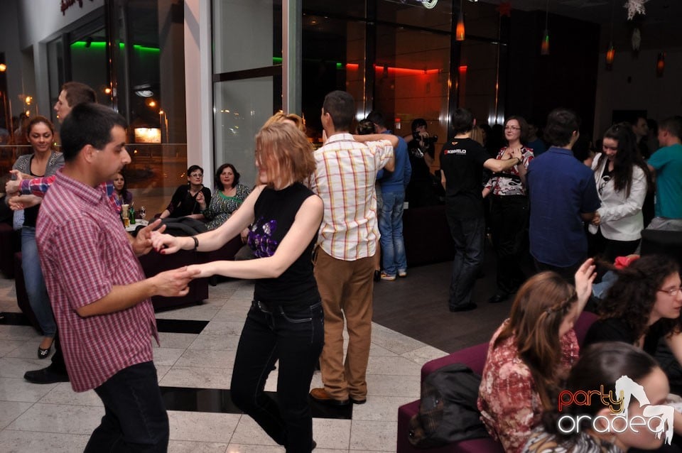 Vineri seara dansăm în Blondy's, 