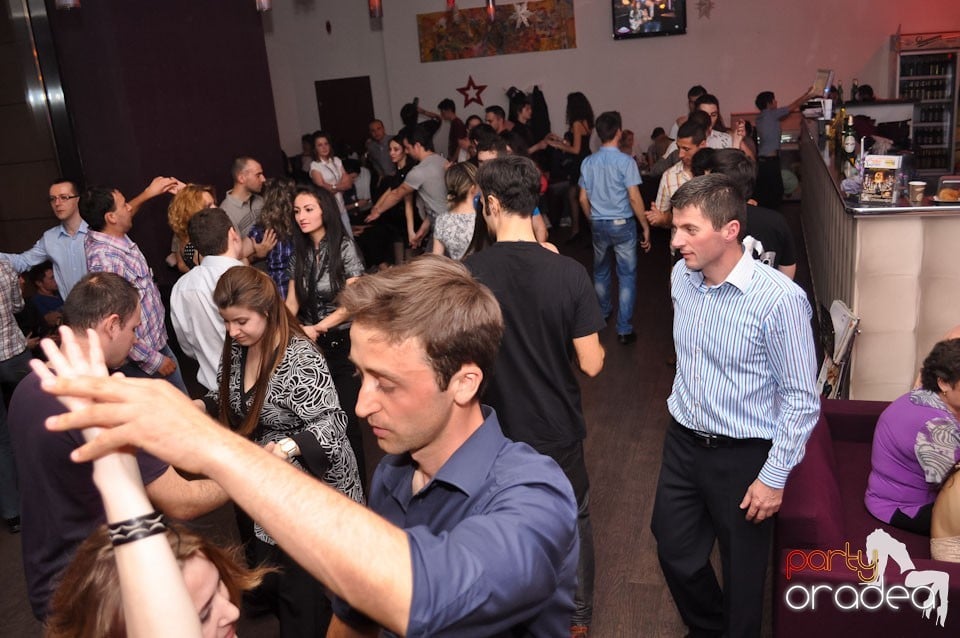 Vineri seara dansăm în Blondy's, 