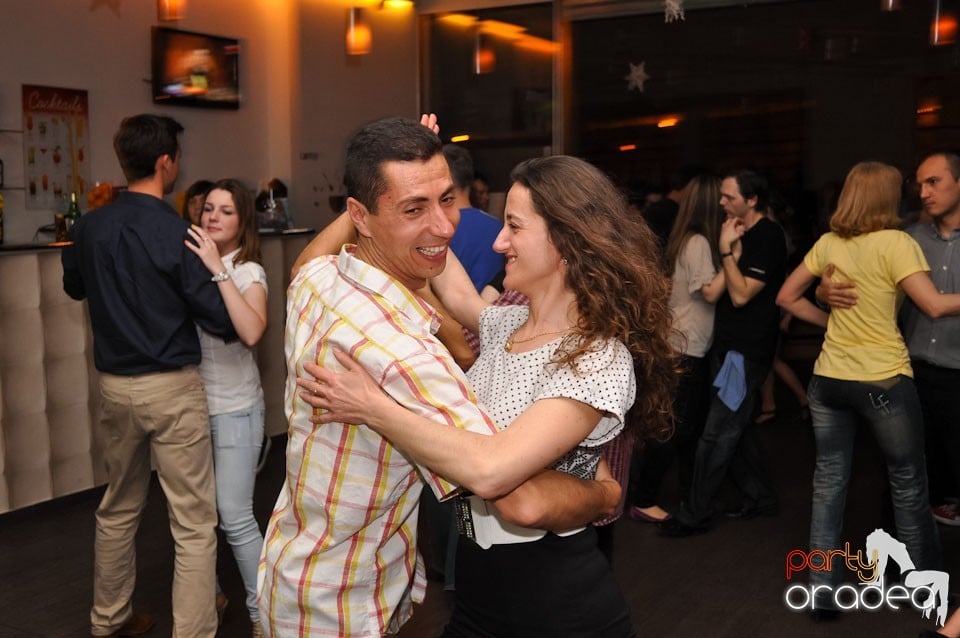 Vineri seara dansăm în Blondy's, 