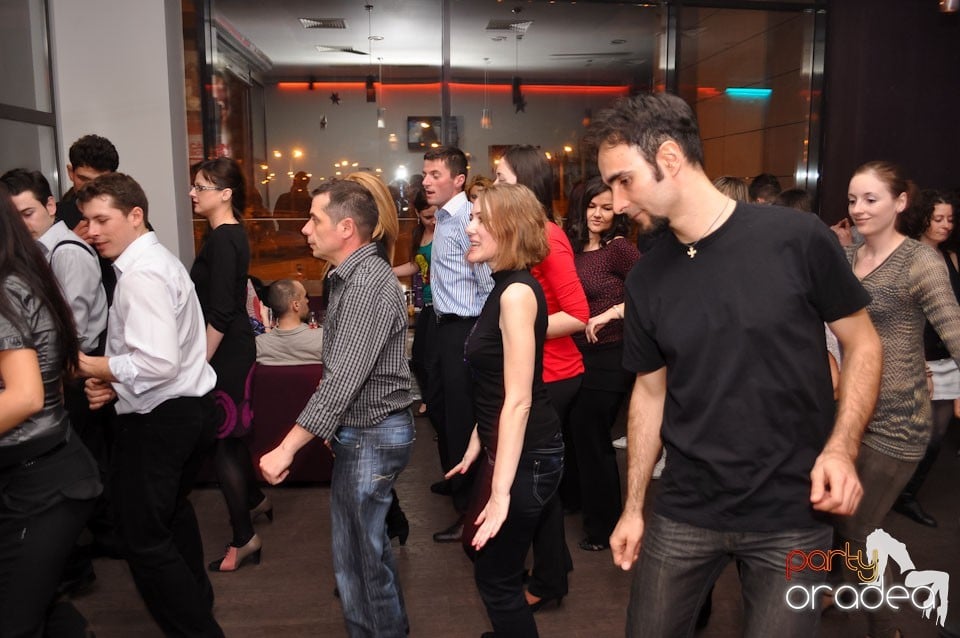 Vineri seara dansăm în Blondy's, 