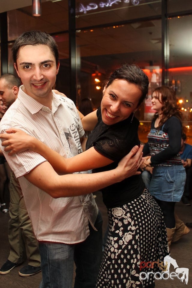 Vineri seara dansăm în Blondy's, 