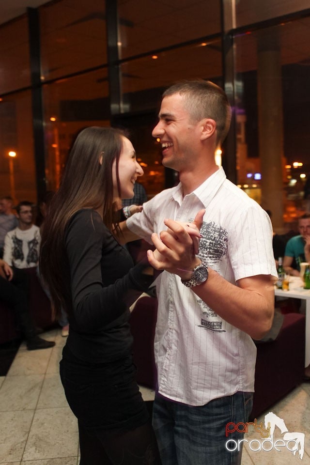 Vineri seara dansăm în Blondy's, 