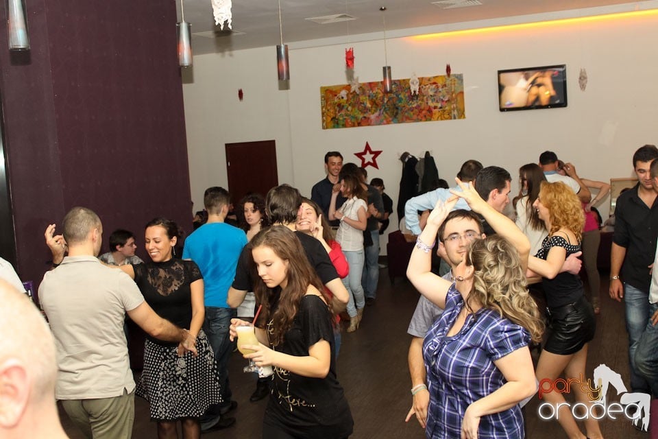 Vineri seara dansăm în Blondy's, 