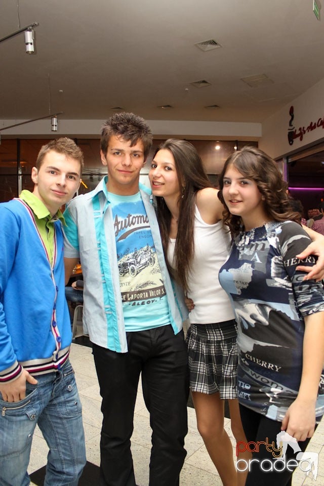 Vineri seara dansăm în Blondy's, 