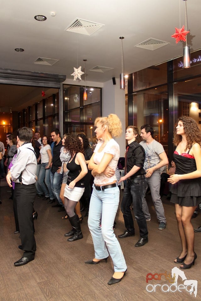 Vineri seara dansăm în Blondy's, 