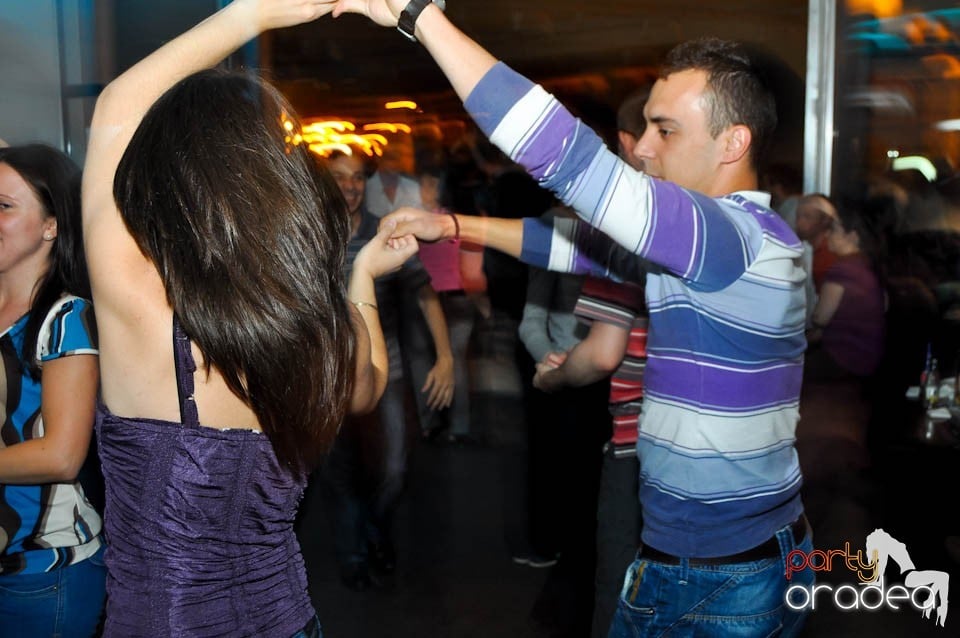 Vineri seara dansăm în Blondy's, 