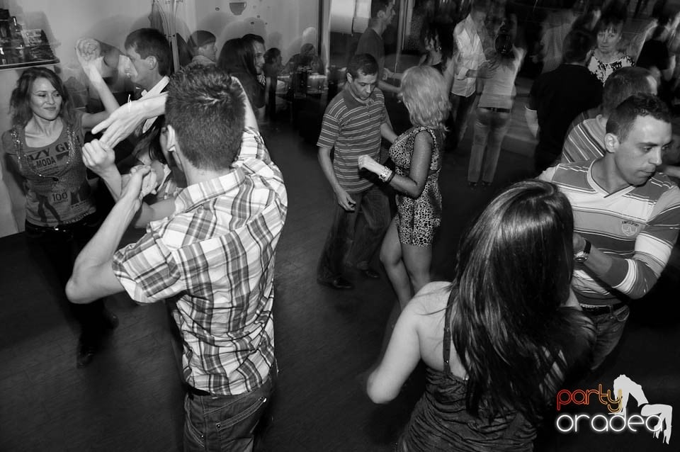 Vineri seara dansăm în Blondy's, 