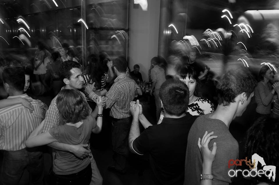 Vineri seara dansăm în Blondy's, 