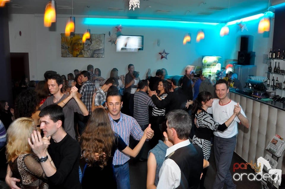 Vineri seara dansăm în Blondy's, 