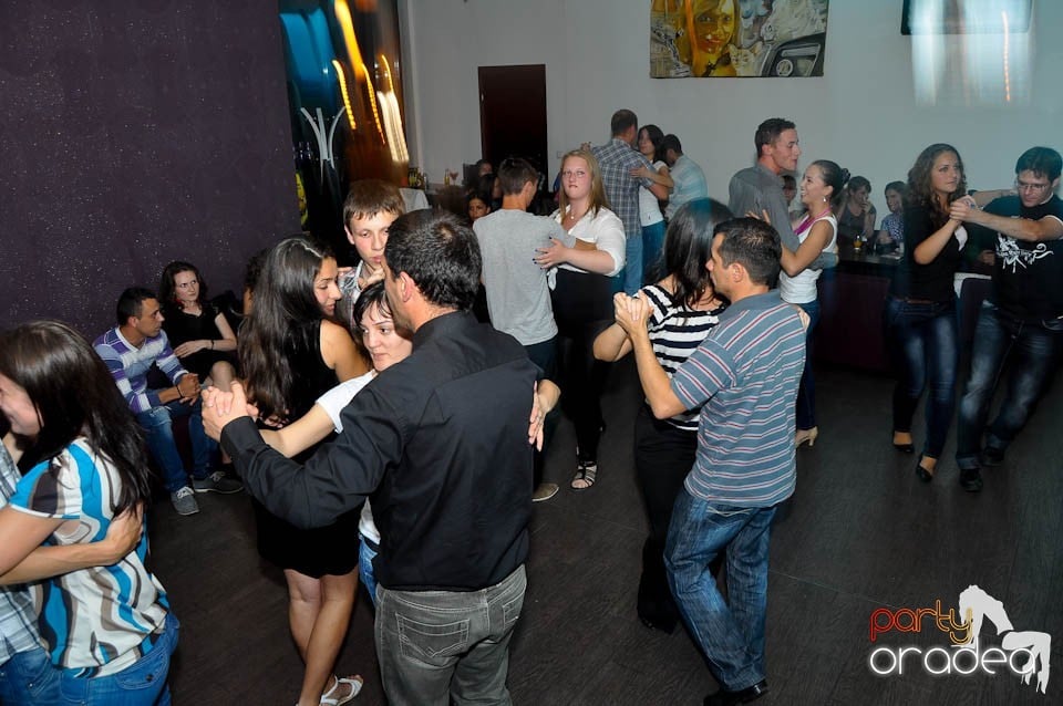 Vineri seara dansăm în Blondy's, 