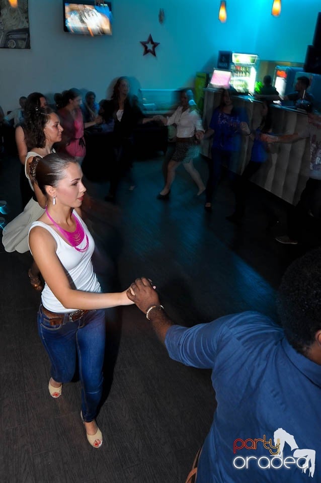 Vineri seara dansăm în Blondy's, 