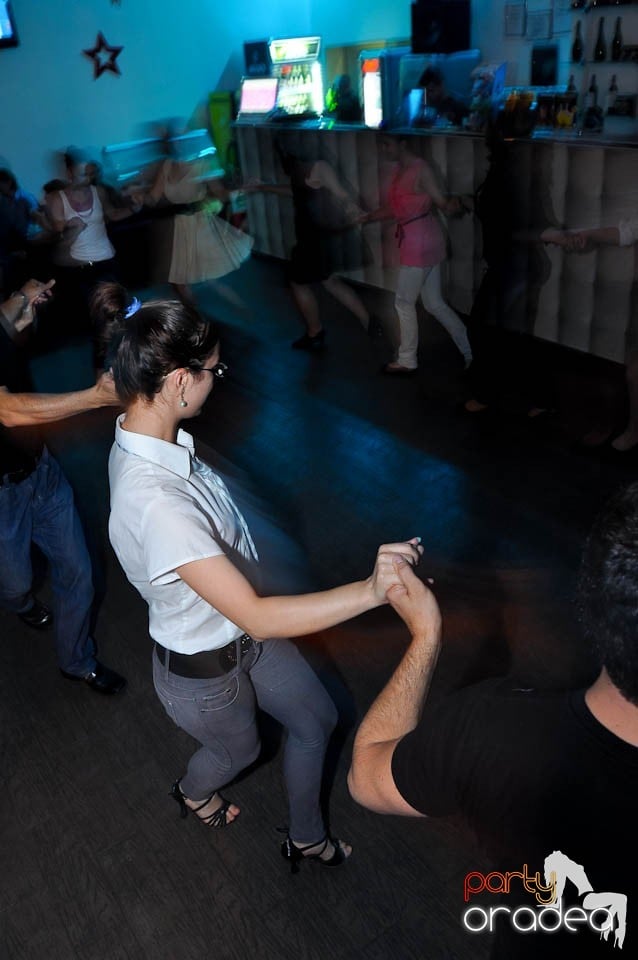 Vineri seara dansăm în Blondy's, 