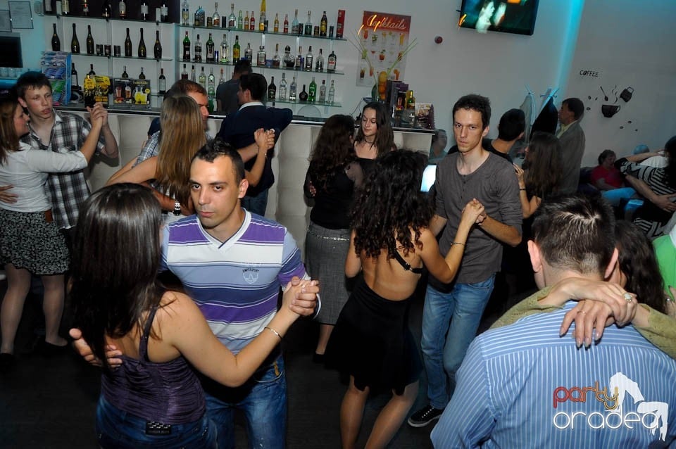 Vineri seara dansăm în Blondy's, 