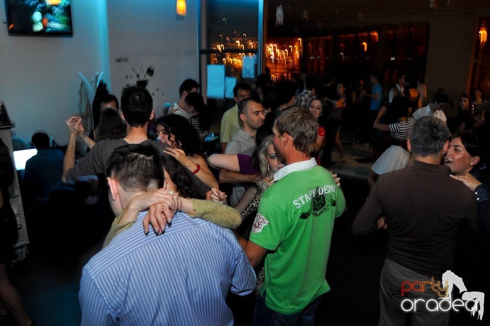 Vineri seara dansăm în Blondy's, 