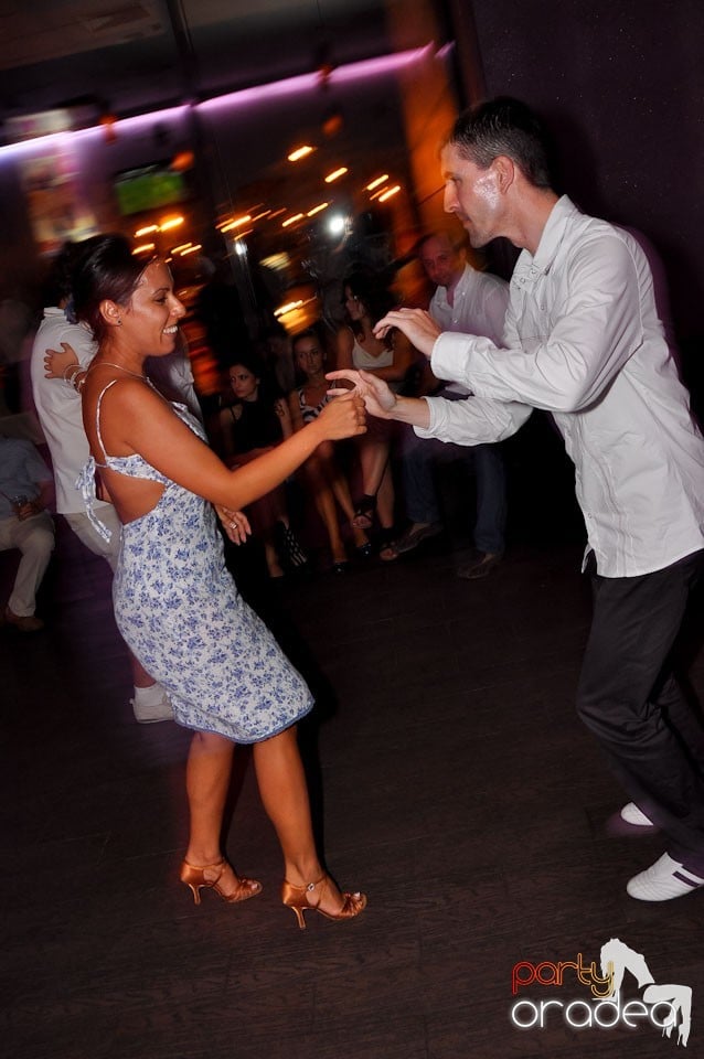 Vineri seara dansăm în Blondy's, 