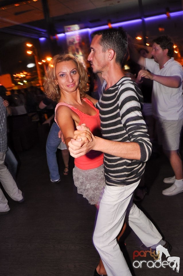 Vineri seara dansăm în Blondy's, 