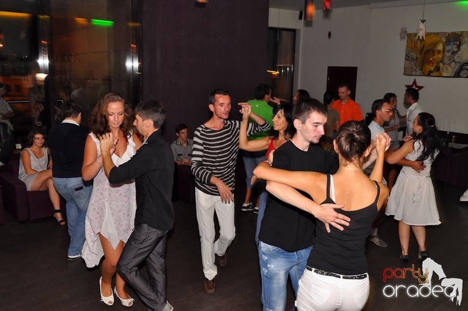 Vineri seara dansăm în Blondy's, 