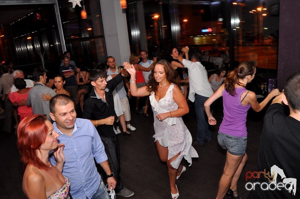 Vineri seara dansăm în Blondy's, 