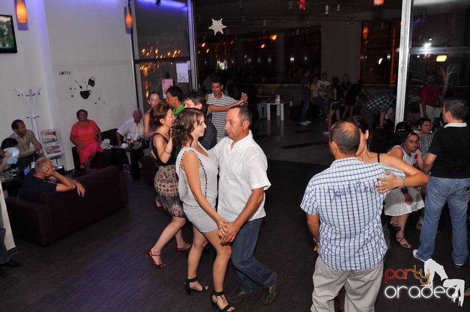 Vineri seara dansăm în Blondy's, 