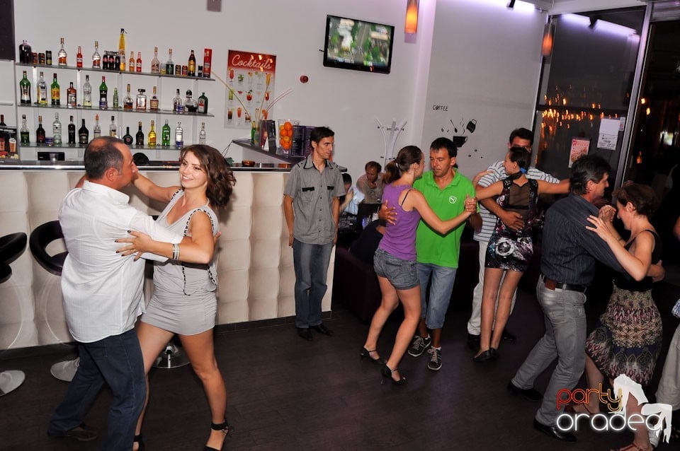 Vineri seara dansăm în Blondy's, 