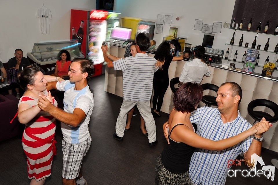 Vineri seara dansăm în Blondy's, 