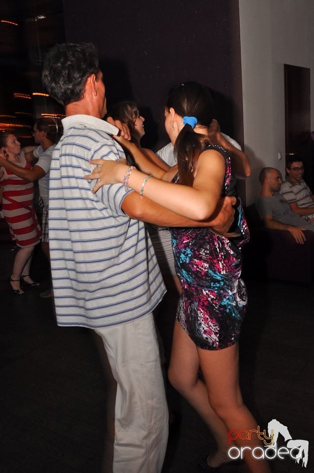 Vineri seara dansăm în Blondy's, 