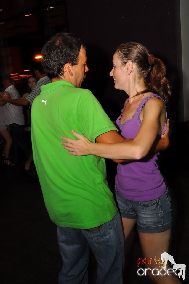 Vineri seara dansăm în Blondy's, 