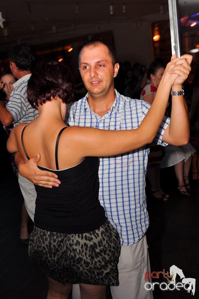 Vineri seara dansăm în Blondy's, 