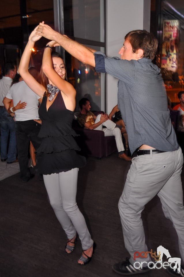 Vineri seara dansăm în Blondy's, 