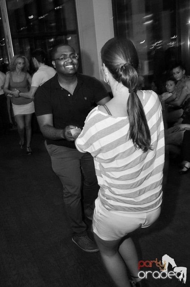 Vineri seara dansăm în Blondy's, 