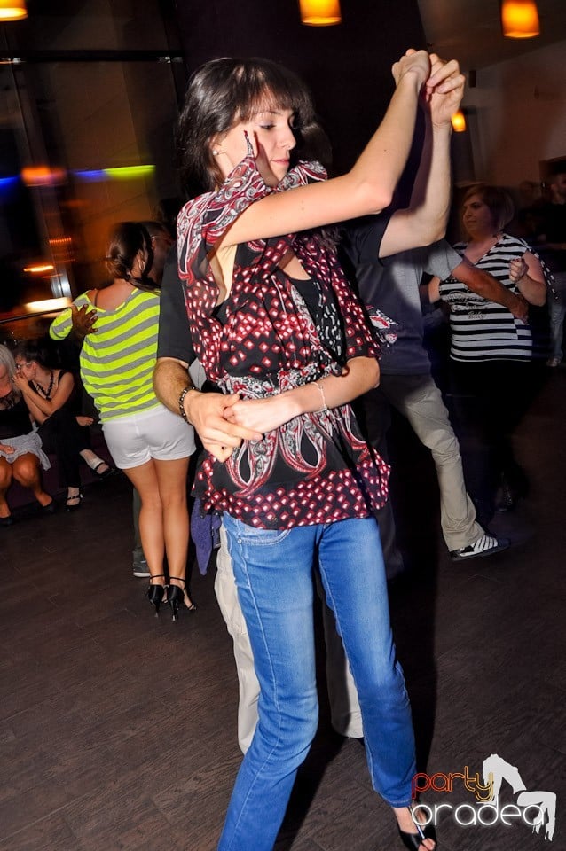 Vineri seara dansăm în Blondy's, 