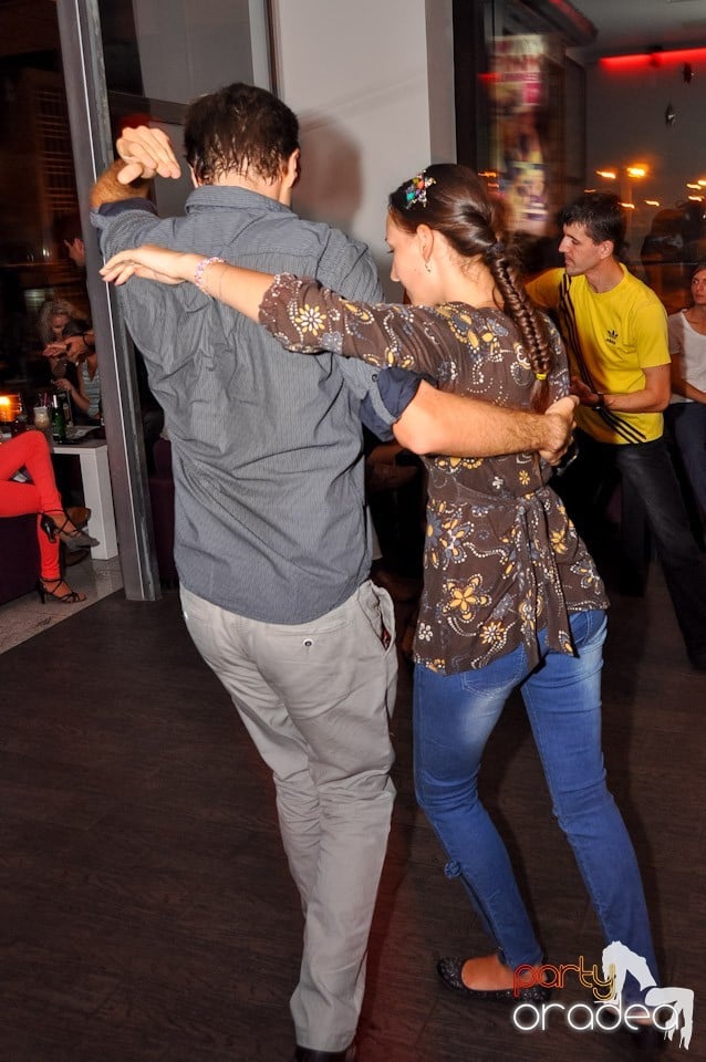 Vineri seara dansăm în Blondy's, 