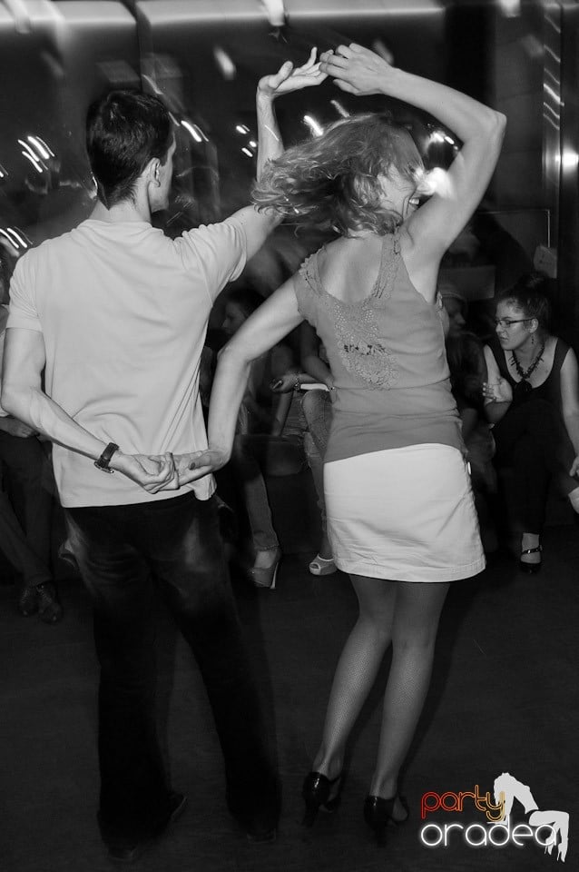 Vineri seara dansăm în Blondy's, 