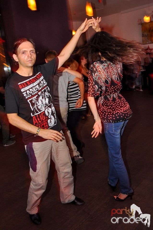 Vineri seara dansăm în Blondy's, 