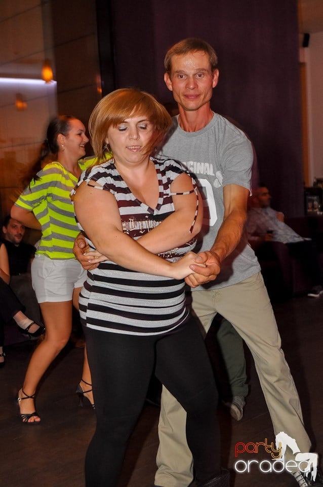 Vineri seara dansăm în Blondy's, 