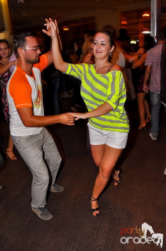 Vineri seara dansăm în Blondy's, 