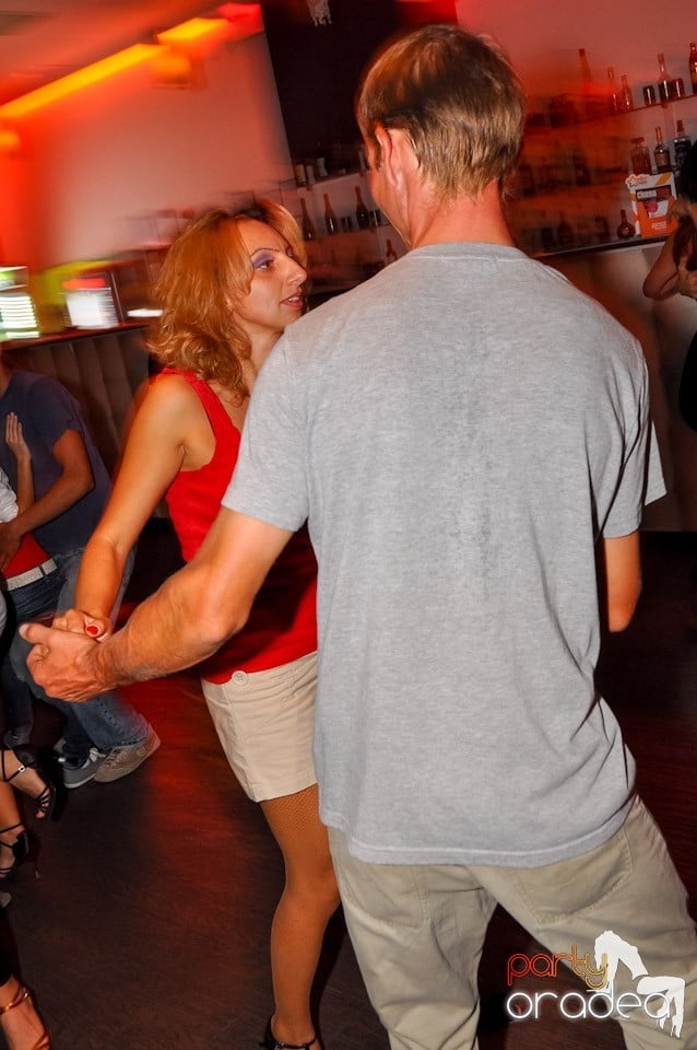 Vineri seara dansăm în Blondy's, 