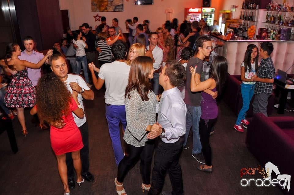 Vineri seara dansăm în Blondy's, 