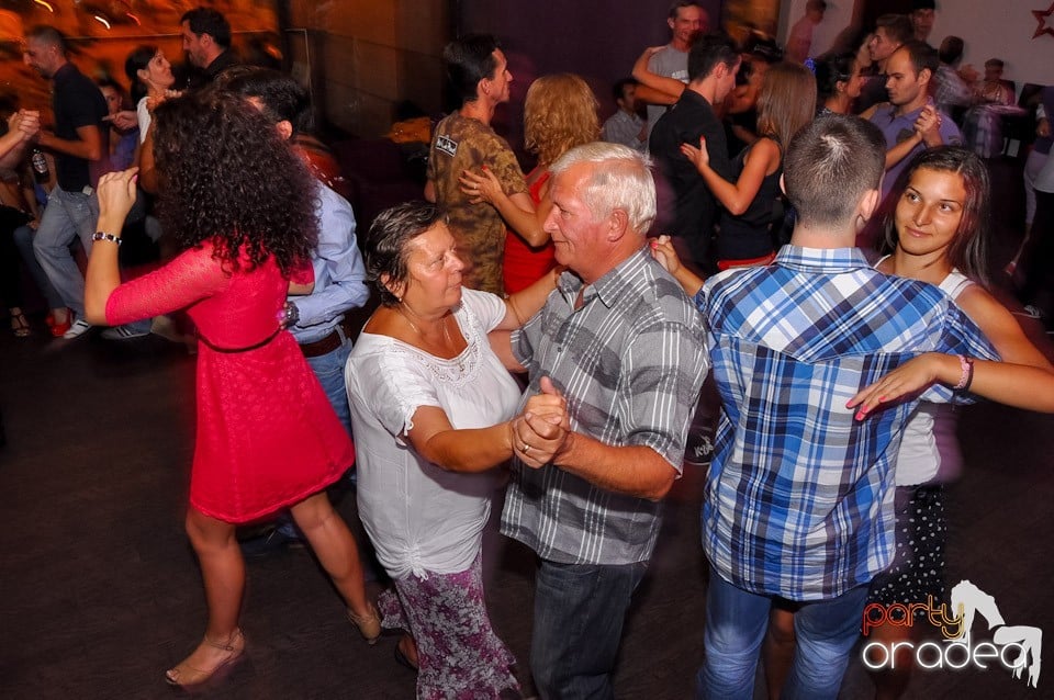 Vineri seara dansăm în Blondy's, 